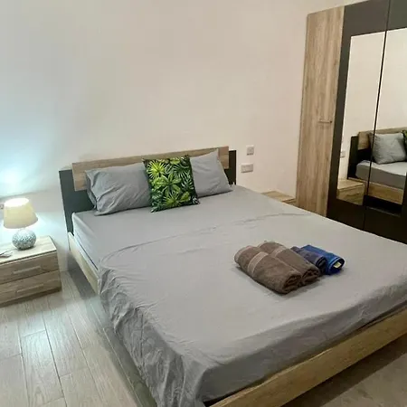 Center Properties - Modern With Ac & Ensuit Bathroom - 1 *