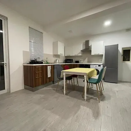 Center Properties - Modern With Ac & Ensuit Bathroom - 1 *